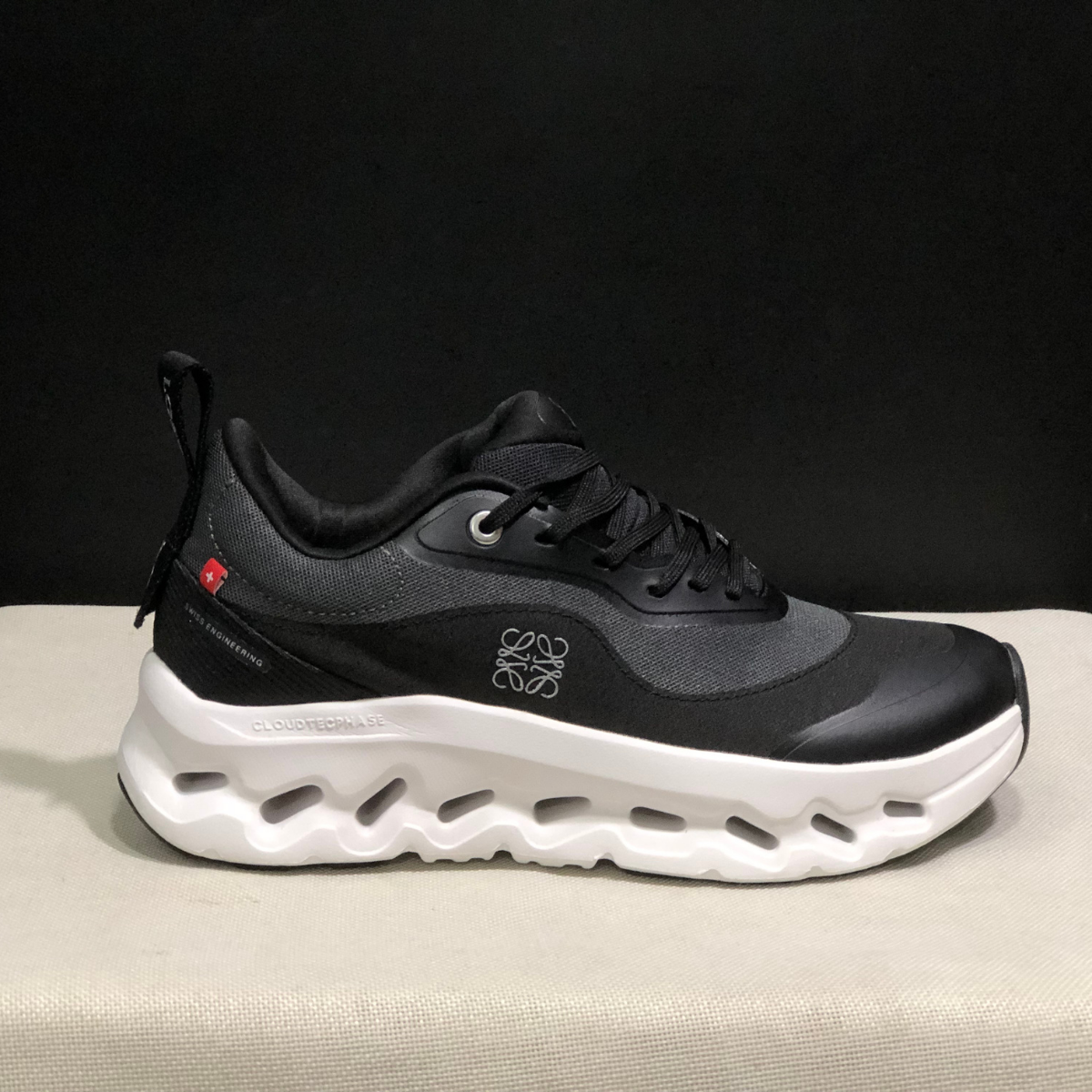 On Cloud × Loewe — Cloudtilt Noir et Blanc