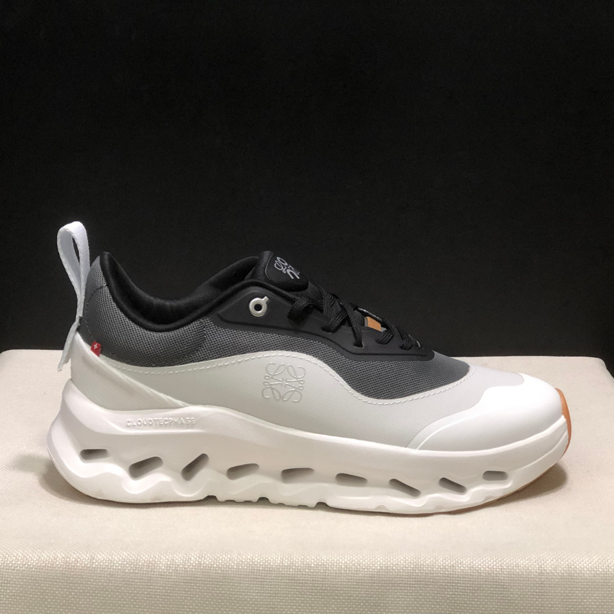 On Cloud × Loewe — Cloudtilt Gris Blanc